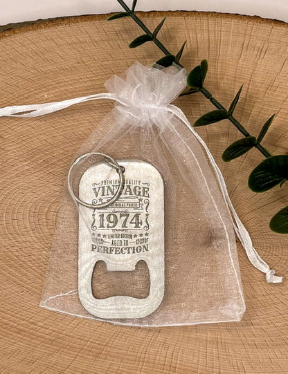 Edelstahl Flaschenöffner - Schlüsselanhänger mit Gravur - Geburtstag 1974